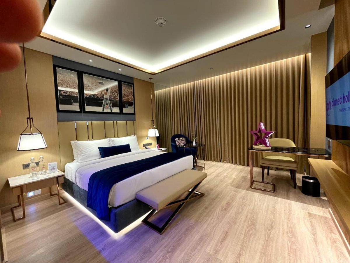 Planet Hollywood Thane Bagian luar foto