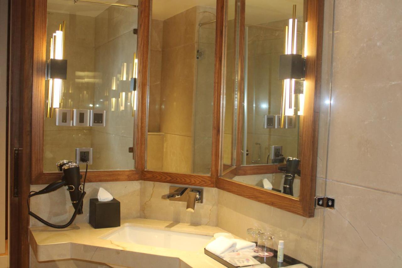 Planet Hollywood Thane Bagian luar foto